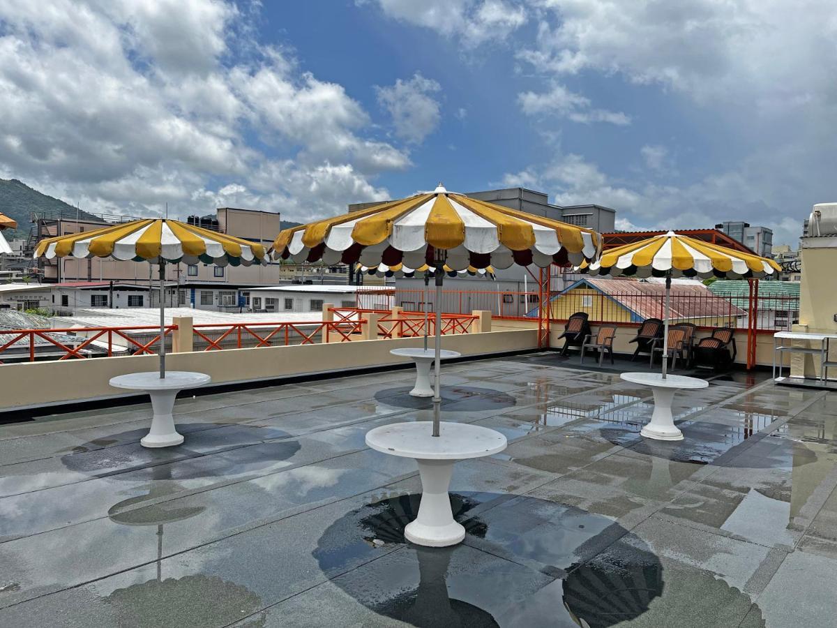 Sundeck Suites Boissiere Village Buitenkant foto